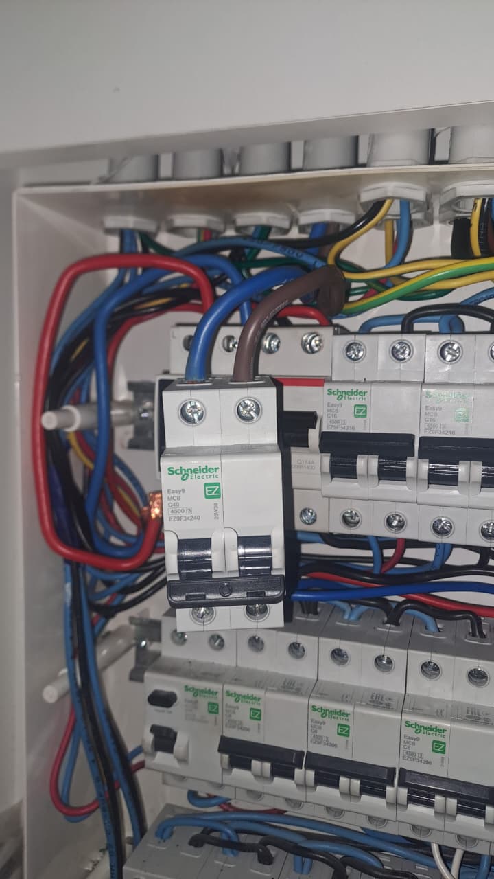 Tablero de distribución abierto con interruptores y cableado visible