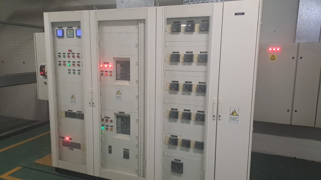 Fila de grandes gabinetes de control eléctrico en una sala técnica