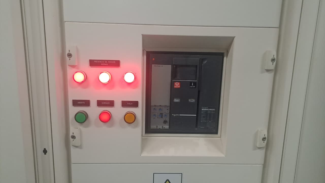 Tablero eléctrico de potencia con indicadores y protecciones