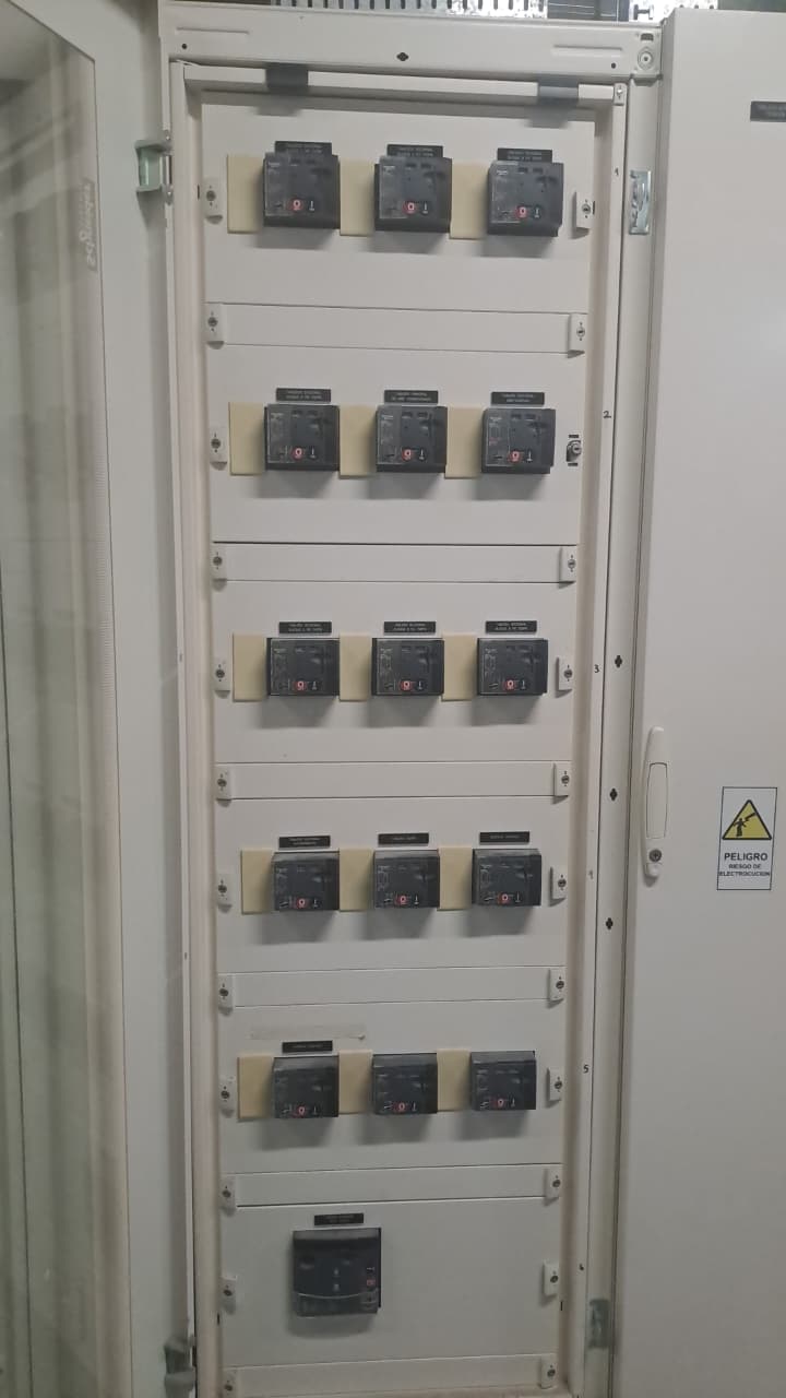 Gabinete de control con varias filas de interruptores